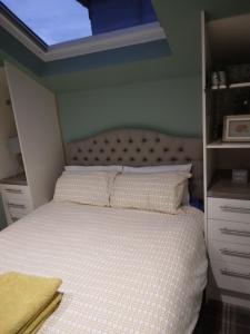 Katil atau katil-katil dalam bilik di Cosy central 1 bedroom apartment, free parking