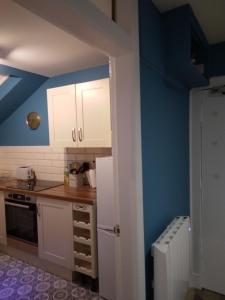 Dapur atau dapur kecil di Cosy central 1 bedroom apartment, free parking