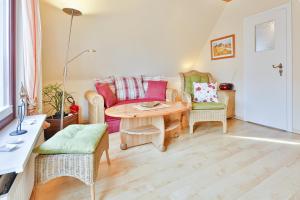a living room with a table and chairs at Ferienwohnung Heideweg, OG in Zingst