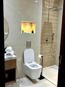 ein Badezimmer mit weißer Toilette und Dusche in der Unterkunft Appartement au coeur d'Agadir in Agadir