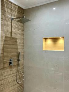 eine Dusche in einem Badezimmer mit einer Glastür in der Unterkunft Appartement au coeur d'Agadir in Agadir + 6 Fotos