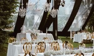 ein Hochzeitsempfang mit weißen Tischen und Kronleuchtern in der Unterkunft Hotel Hacienda Los Laureles in Oaxaca de Juárez + 37 Fotos