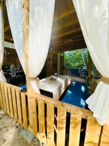 切尔诺莫雷茨Каравана Синята Маймуна плаж Градина # RV Blue Monkey on the beach的一间卧室配有一张床和一张床