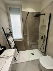 un baño con ducha y WC en Holiday Home 63, en Nápoles