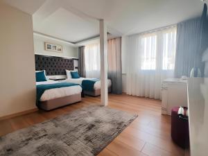 ein Hotelzimmer mit 2 Betten und einem Teppich in der Unterkunft Maritime Boutique Hotel in Istanbul