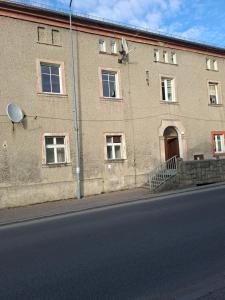 a brick building on the side of a street at Apartament Wolności in Szczytna