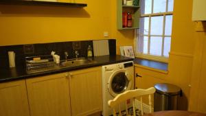 Η κουζίνα ή μικρή κουζίνα στο Cosy central 2 bedroom apartment - free parking