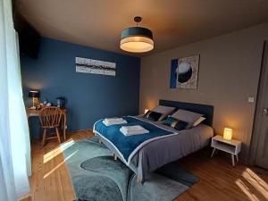 Llit o llits en una habitació de Chambres d'hôtes BELLE-VUE -Vue sur château