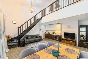 Khu vực ghế ngồi tại Zen Loft with Forest View in Silver Mountain