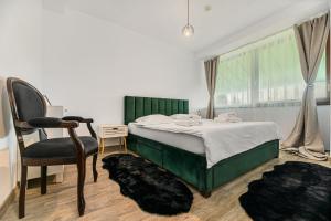 Giường trong phòng chung tại Zen Loft with Forest View in Silver Mountain