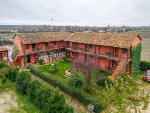 an aerial view of a house with a yard at Hotel Los Rastrojos in Sinovas