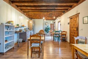 a kitchen and dining room with a table and chairs at Hotel Los Rastrojos in Sinovas