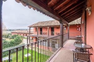 a balcony of a house with a table and chairs at Hotel Los Rastrojos in Sinovas