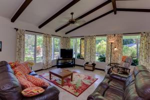 帕霍阿Hale O Nani Mala Pua的客厅配有皮革家具和大窗户