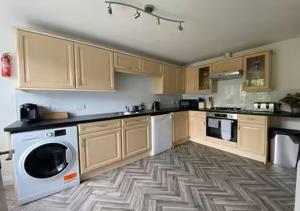 Kuchyň nebo kuchyňský kout v ubytování Elegant 5 Bedrooms, Sleeps 10, Free Parking, Near NEC and Airport, Contractors