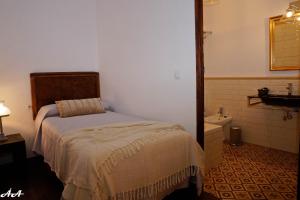 Łóżko lub łóżka w pokoju w obiekcie Fuentepiedra Casa Rural Categoría Superior