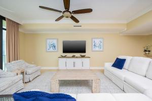 TV/trung tâm giải trí tại Phoenix West 1003 condo +37 ảnh