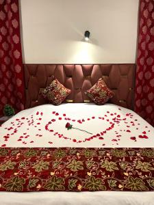 ein Bett mit einem Herz aus roten Rosen in der Unterkunft Meer Mansion Homestay in Srinagar