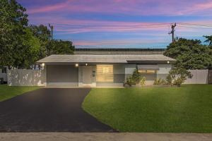 Una casa con un césped verde delante de ella. en 3Bed Modern Home Family Friendly Heated Pool, en Fort Lauderdale