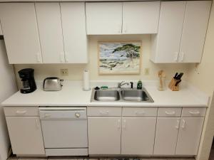 Η κουζίνα ή μικρή κουζίνα στο 214 - Easy access to beach 2 bedroom oceanfront