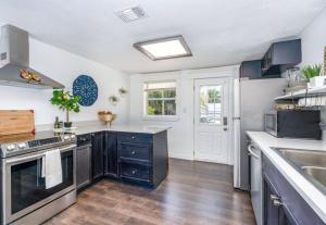 una cucina con lavello e fornello forno superiore di Romantic Cottage King Pool Pickleball Beaches a Melbourne