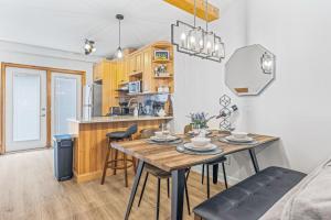 Kuhinja oz. manjša kuhinja v nastanitvi Scenic 2BR Haven with MTN Views Near DT Banff