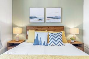 Postelja oz. postelje v sobi nastanitve Scenic 2BR Haven with MTN Views Near DT Banff