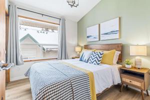 Postelja oz. postelje v sobi nastanitve Scenic 2BR Haven with MTN Views Near DT Banff