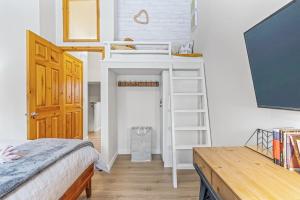 Postelja oz. postelje v sobi nastanitve Scenic 2BR Haven with MTN Views Near DT Banff