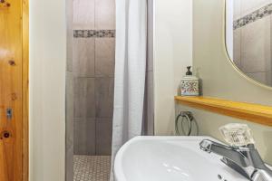 Kopalnica v nastanitvi Scenic 2BR Haven with MTN Views Near DT Banff