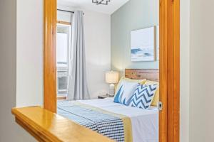 Postelja oz. postelje v sobi nastanitve Scenic 2BR Haven with MTN Views Near DT Banff