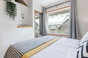 Postelja oz. postelje v sobi nastanitve Scenic 2BR Haven with MTN Views Near DT Banff