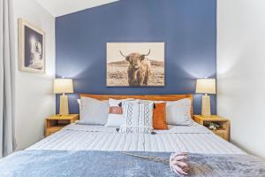 Postelja oz. postelje v sobi nastanitve Scenic 2BR Haven with MTN Views Near DT Banff