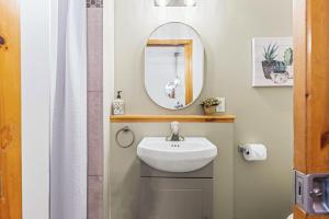 Kopalnica v nastanitvi Scenic 2BR Haven with MTN Views Near DT Banff