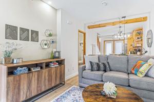 Predel za sedenje v nastanitvi Scenic 2BR Haven with MTN Views Near DT Banff