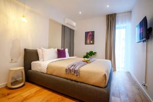 Exclusive 1BR Apartments in ONE Cotroceni في بوخارست: غرفة نوم بها سرير كبير في الغرفة