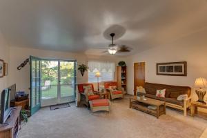 a living room with a couch and a tv at Hale O Makani in Keaau