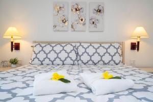 Charming Vacation Home 9 miles From Disney 1065 في كيسيمي: غرفة نوم مع سرير مع وسادتين بيضاء +64 صورة