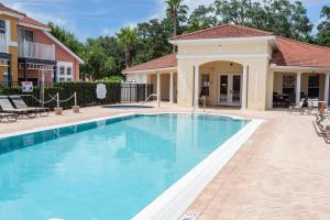 Charming Vacation Home 9 miles From Disney 1065 في كيسيمي: حمام سباحة أمام منزل