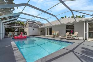 een zwembad in de achtertuin van een huis bij Lux 5BDR HUGE HTD Pool NR BEACH in Naples