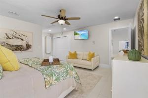 een slaapkamer met een bed en een plafondventilator bij Lux 5BDR HUGE HTD Pool NR BEACH in Naples