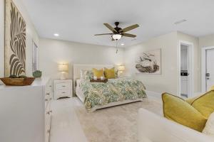 een slaapkamer met een bed en een plafondventilator bij Lux 5BDR HUGE HTD Pool NR BEACH in Naples +49 foto's