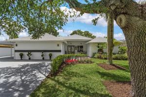 een huis met een palmboom ervoor bij Lux 5BDR HUGE HTD Pool NR BEACH in Naples