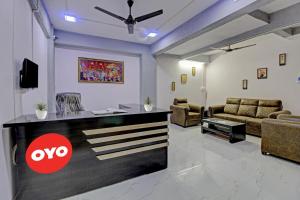 ein Wohnzimmer mit einer Rezeption und einem Sofa in der Unterkunft Hotel O Happy Stay in Méribel Village