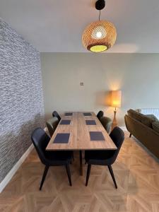 une salle à manger avec une table et des chaises en bois dans l'établissement 27 By The Sea, à Ballycastle