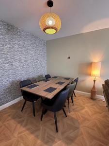 une salle de conférence avec une table et des chaises en bois dans l'établissement 27 By The Sea, à Ballycastle 21 autres photos