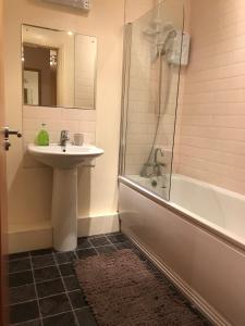 une salle de bain avec un lavabo, une douche et une baignoire dans l'établissement 27 By The Sea, à Ballycastle