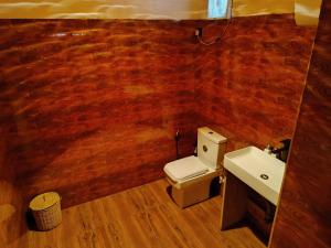 Koupelna v ubytování Wood Chalets Ella + 33 fotografií
