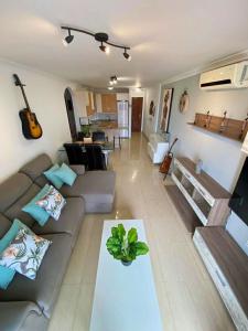 ein Wohnzimmer mit Sofa und Tisch in der Unterkunft Apartamento Grosso in Chayofa