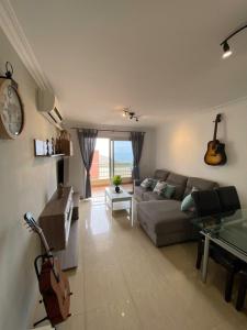 ein Wohnzimmer mit Sofa und Tisch in der Unterkunft Apartamento Grosso in Chayofa + 17 Fotos